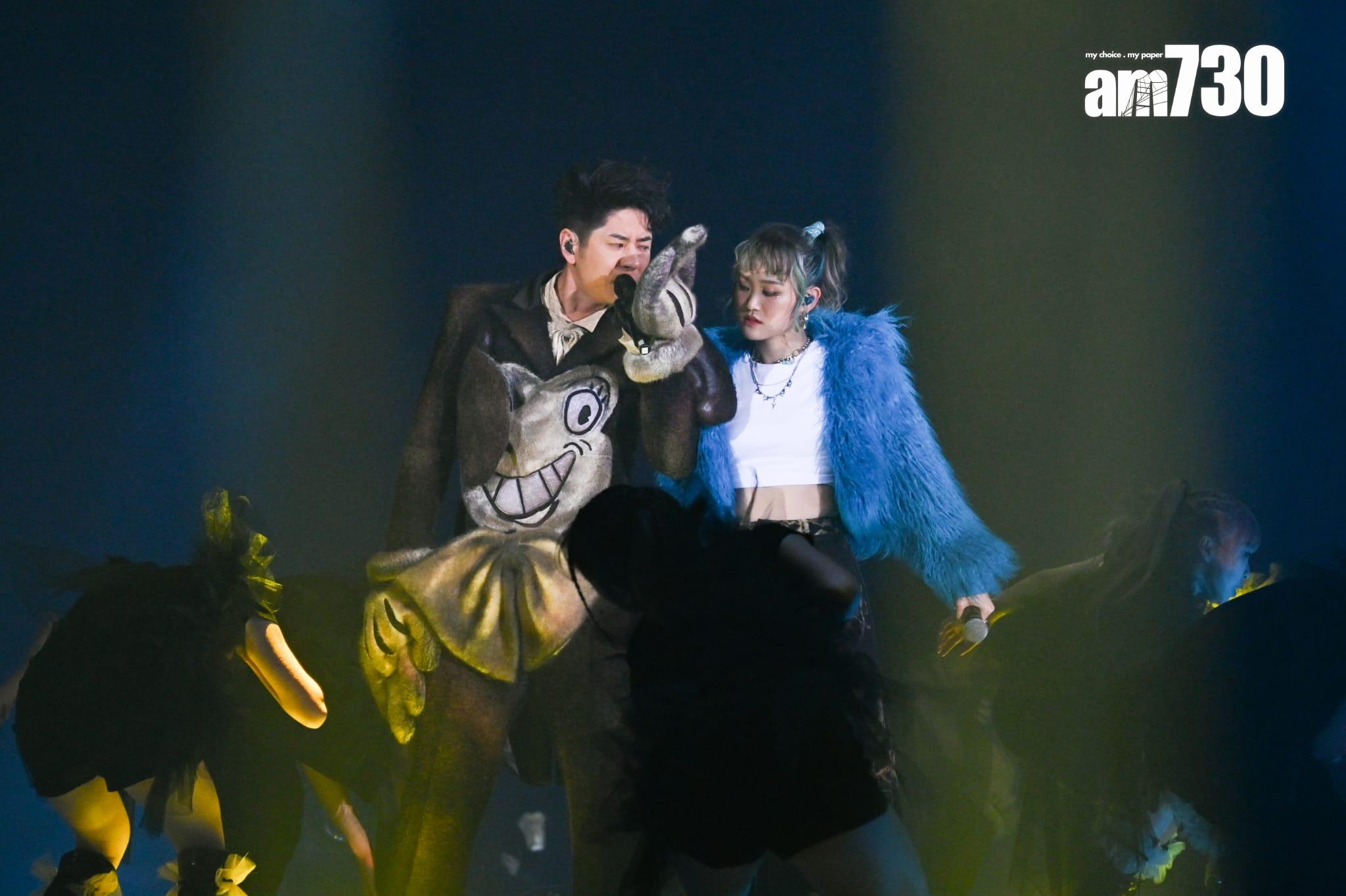 許廷鏗與WinWin跳唱《假面具》。(李睿哲攝)