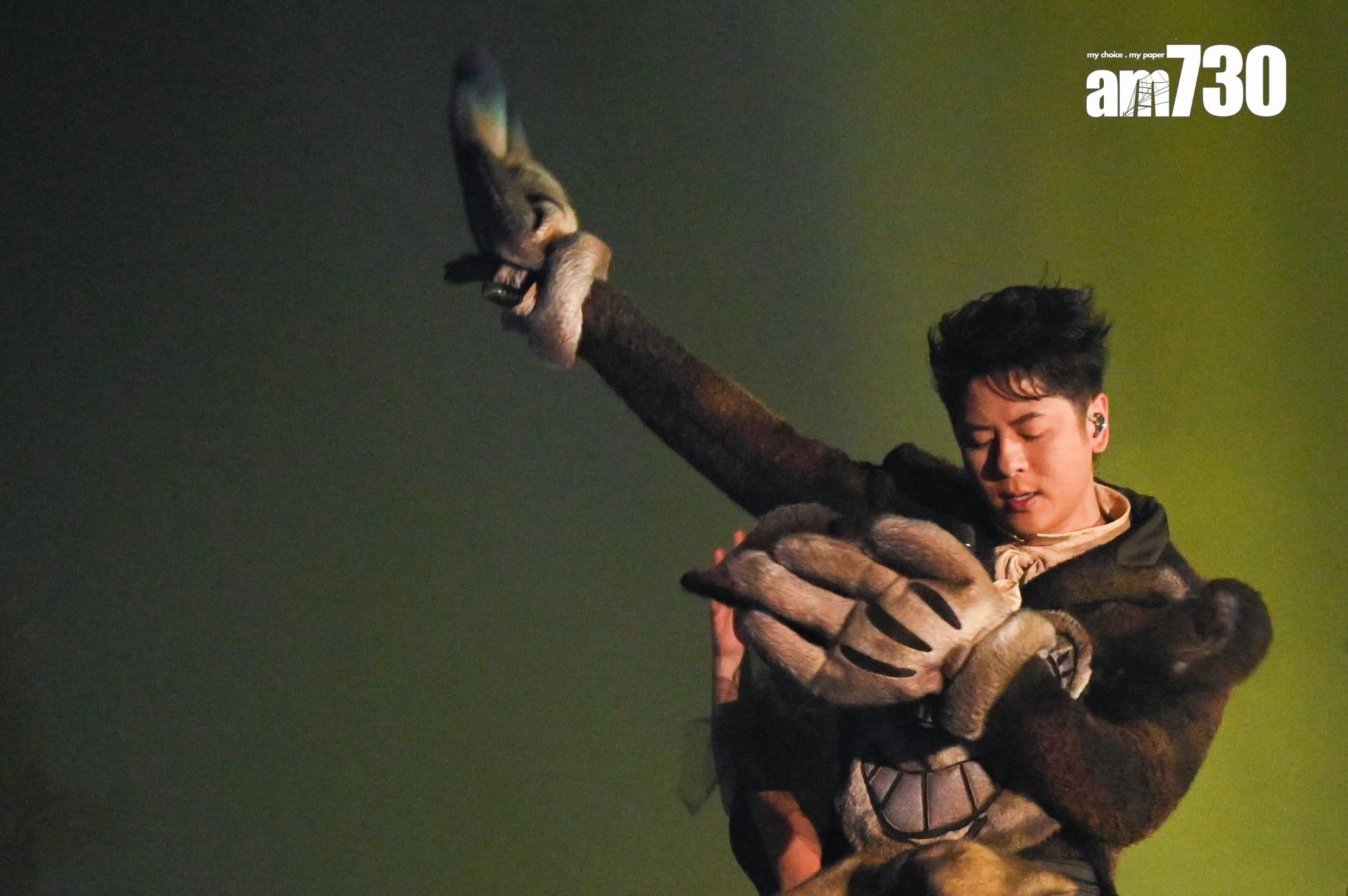 許廷鏗與WinWin跳唱《假面具》。(李睿哲攝)