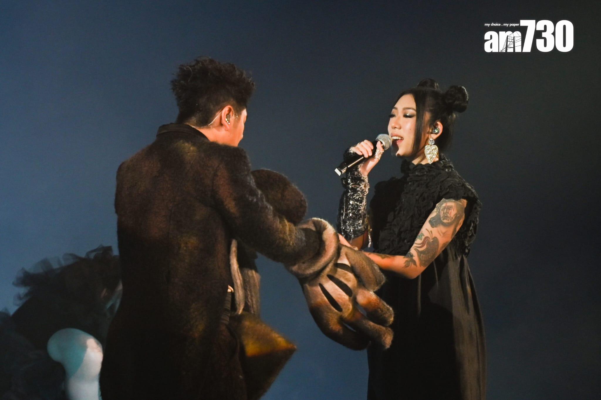 CK與許廷鏗合唱《亻言》(李睿哲攝)