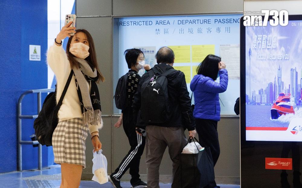 港澳海上客運復航首日,有旅客在上環港澳碼頭進入禁區登船前自拍留念。(蘇文傑攝)