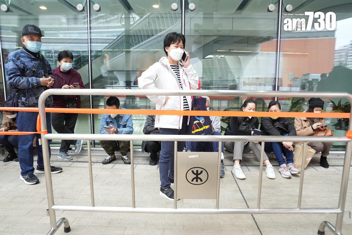 廣深港高鐵香港段1月15日恢復營運,屆時會引入實名制的電子車票,有市民在高鐵西九龍站外輪候買車票。(陳奕釗攝)