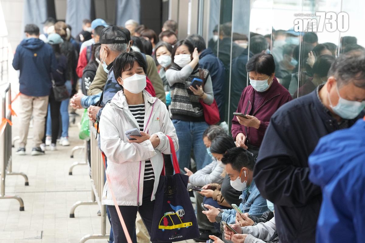 廣深港高鐵香港段1月15日恢復營運,屆時會引入實名制的電子車票,有市民在高鐵西九龍站外輪候買車票。(陳奕釗攝)