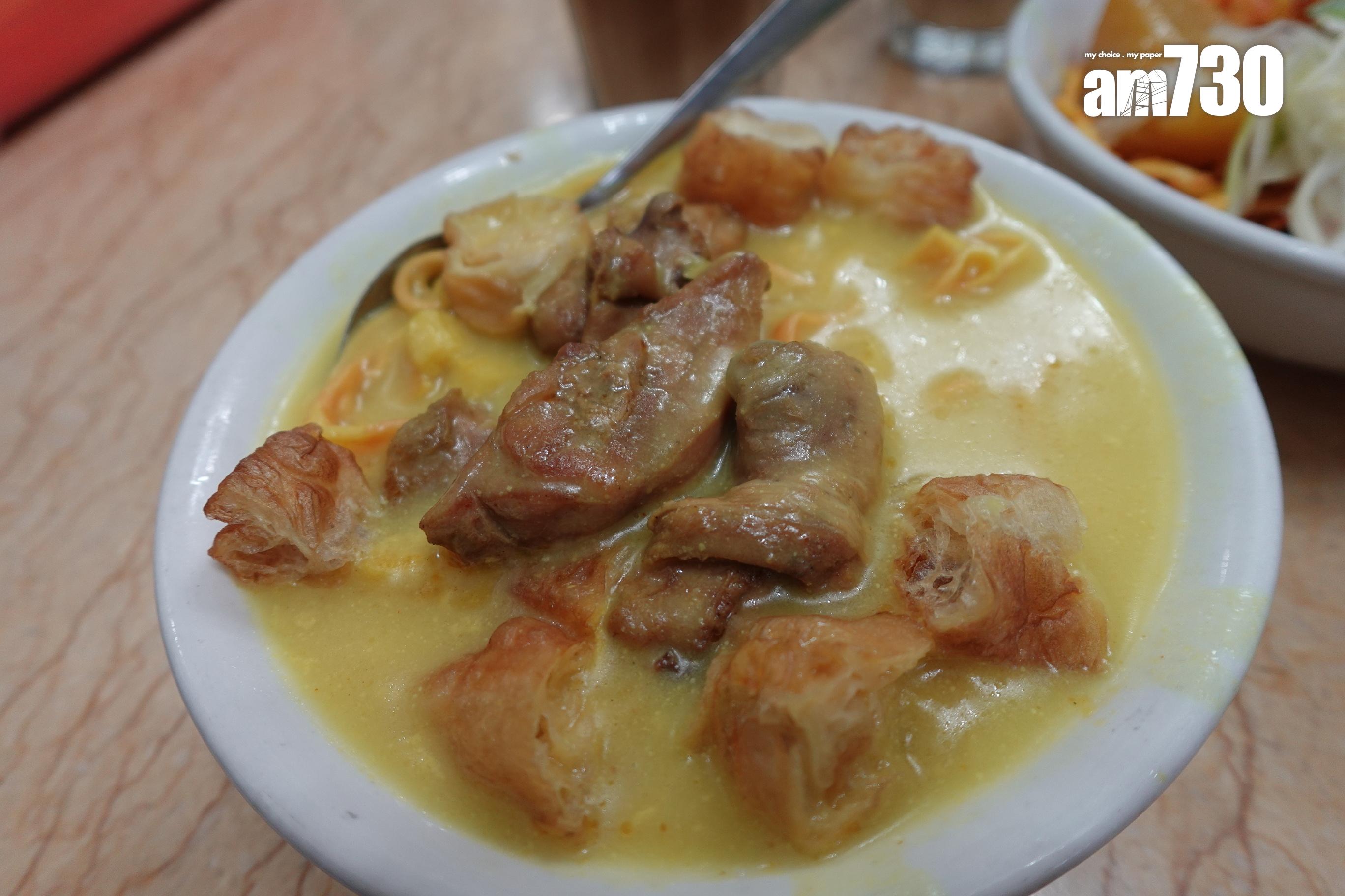 椰汁雞麵湯底以椰汁、黃薑粉、緬甸咖哩粉等熬成,質地偏濃稠。