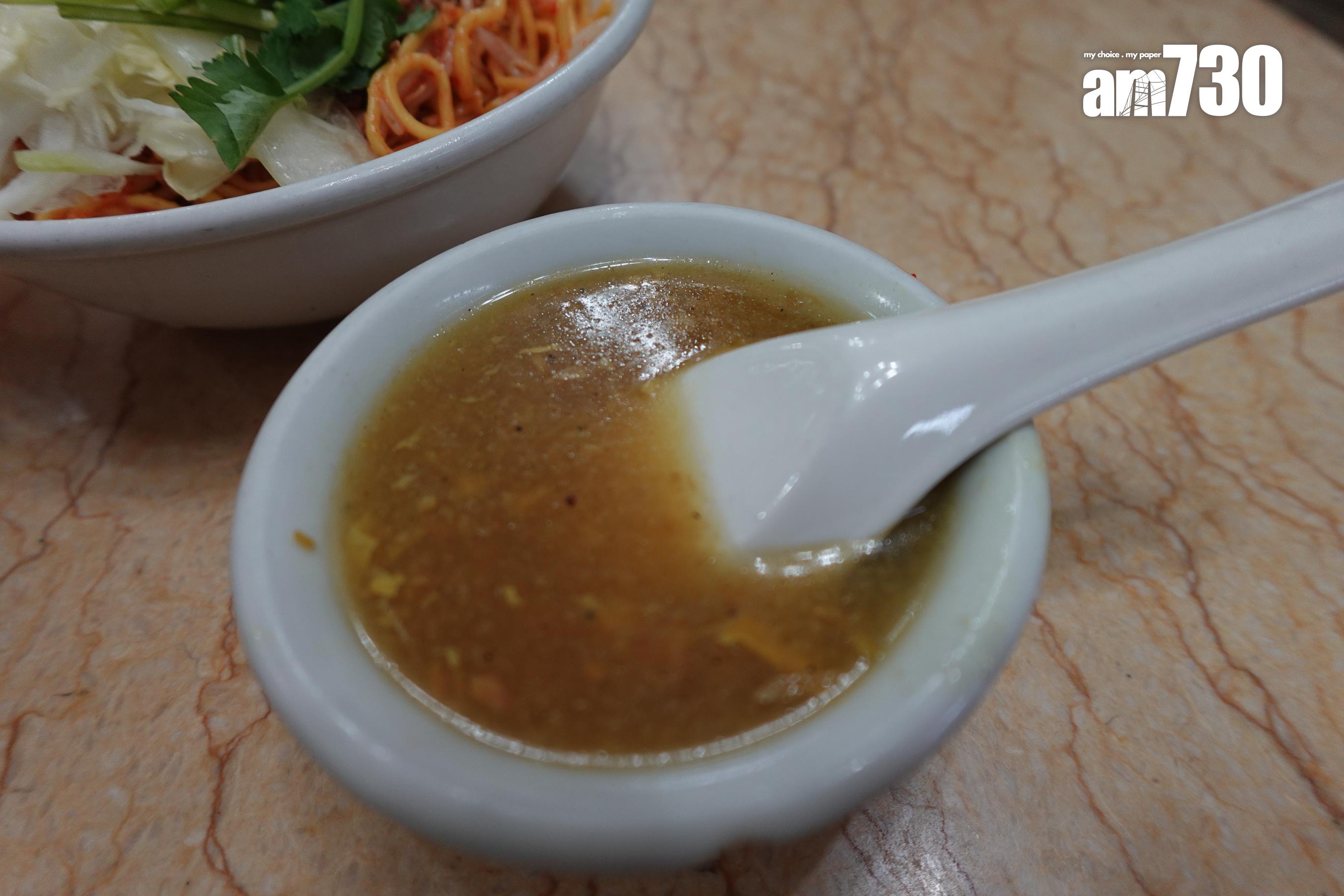 緬甸撈麵會附上魚湯。