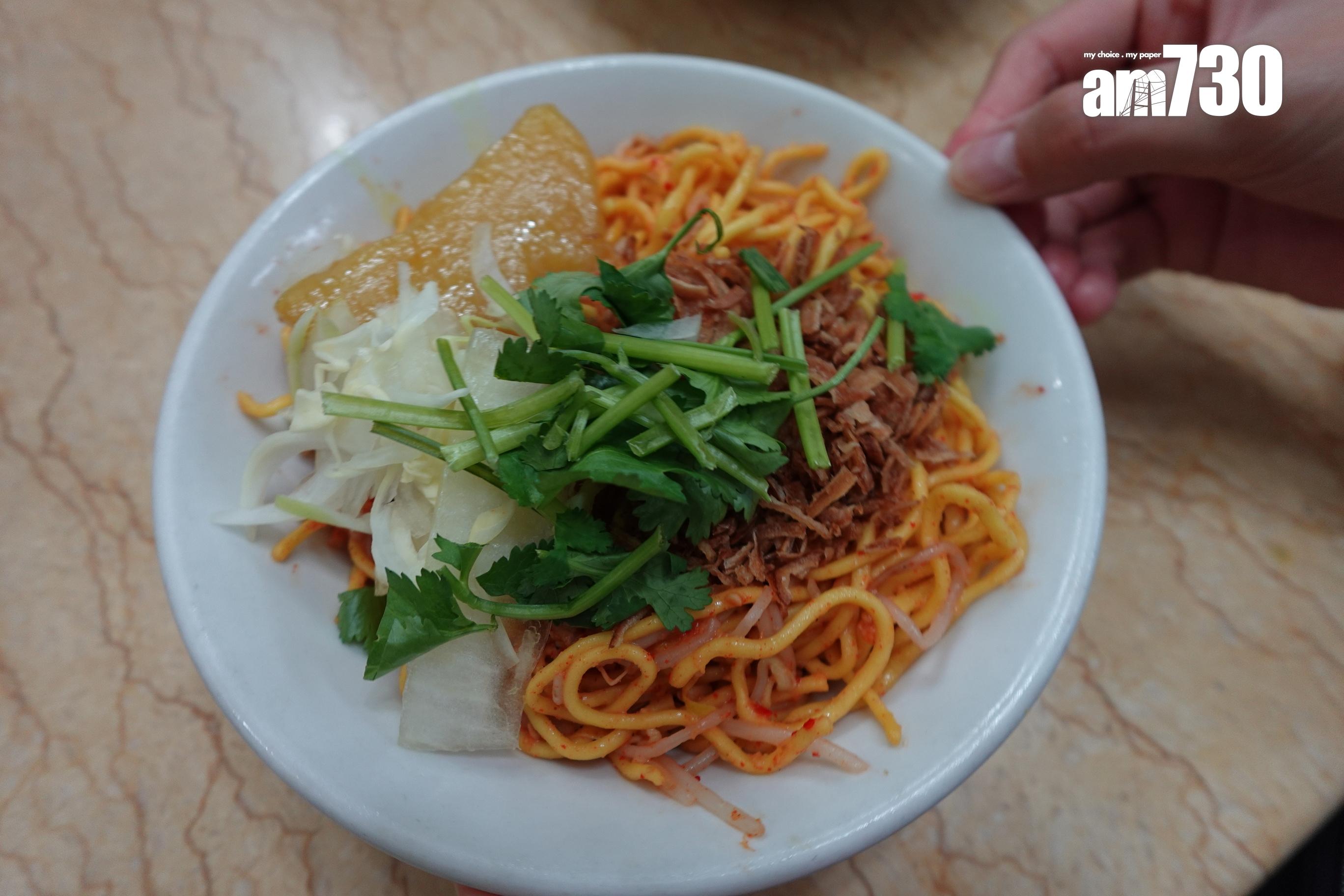 緬甸撈麵加上咖喱薯仔、花生碎、蝦米碎、鮮魚露等十多種配料撈成。