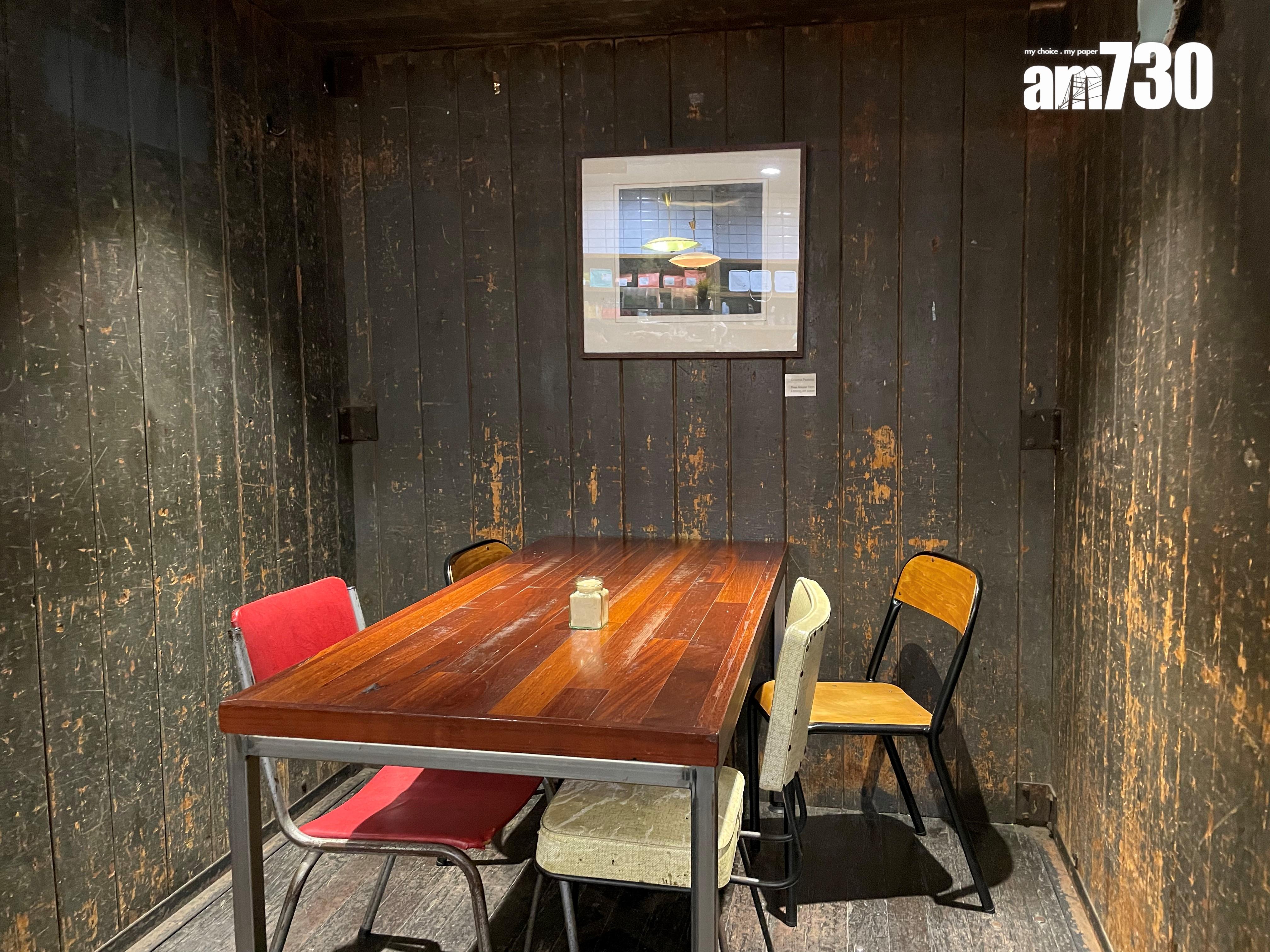 店內中間設有包廂,是以原址的舊升降機製成。