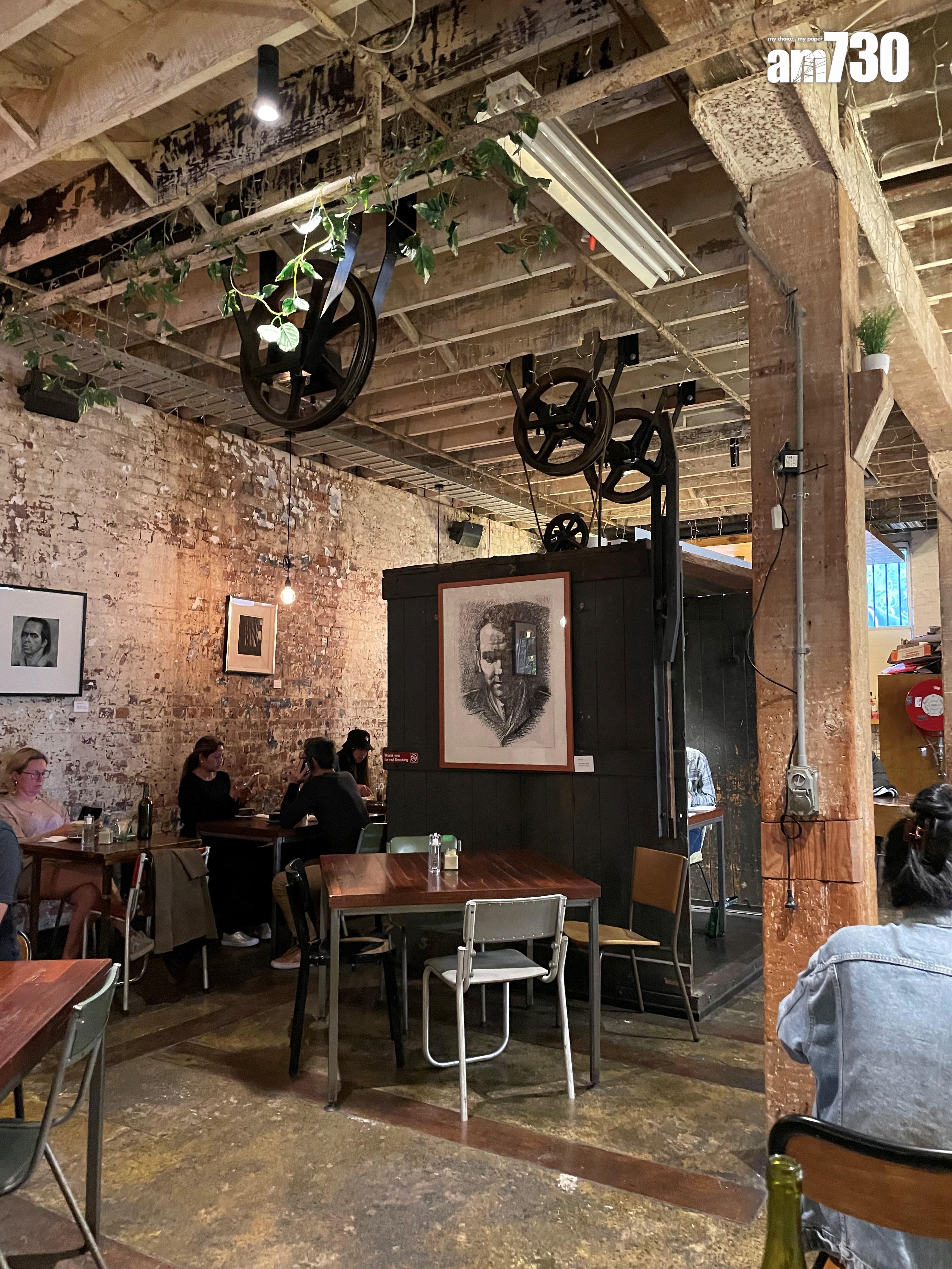 店內中間設有包廂,是以原址的舊升降機製成。