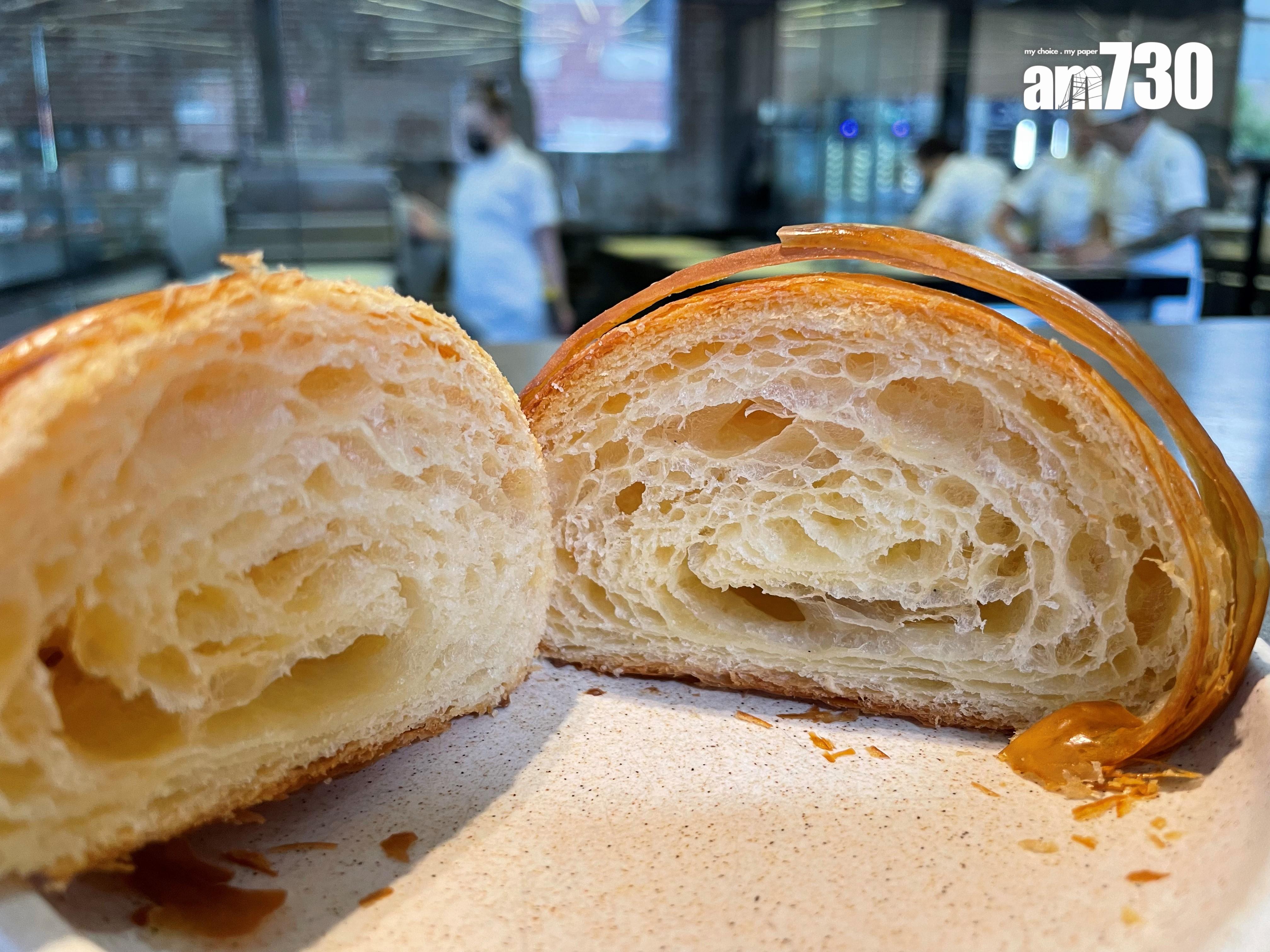 牛角包橫切面呈蜂巢狀。