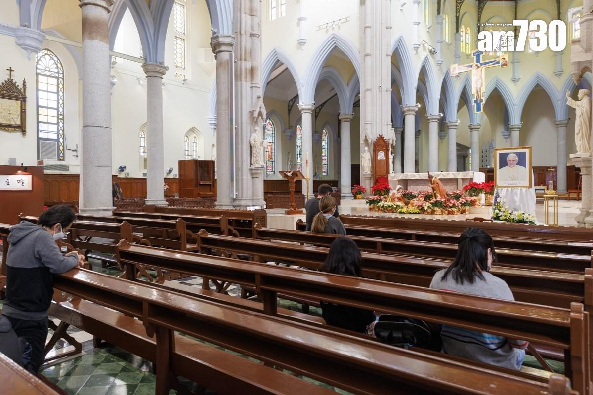 有信眾今日到教堂悼念榮休教宗本篤十六世離世。(蘇文傑攝)