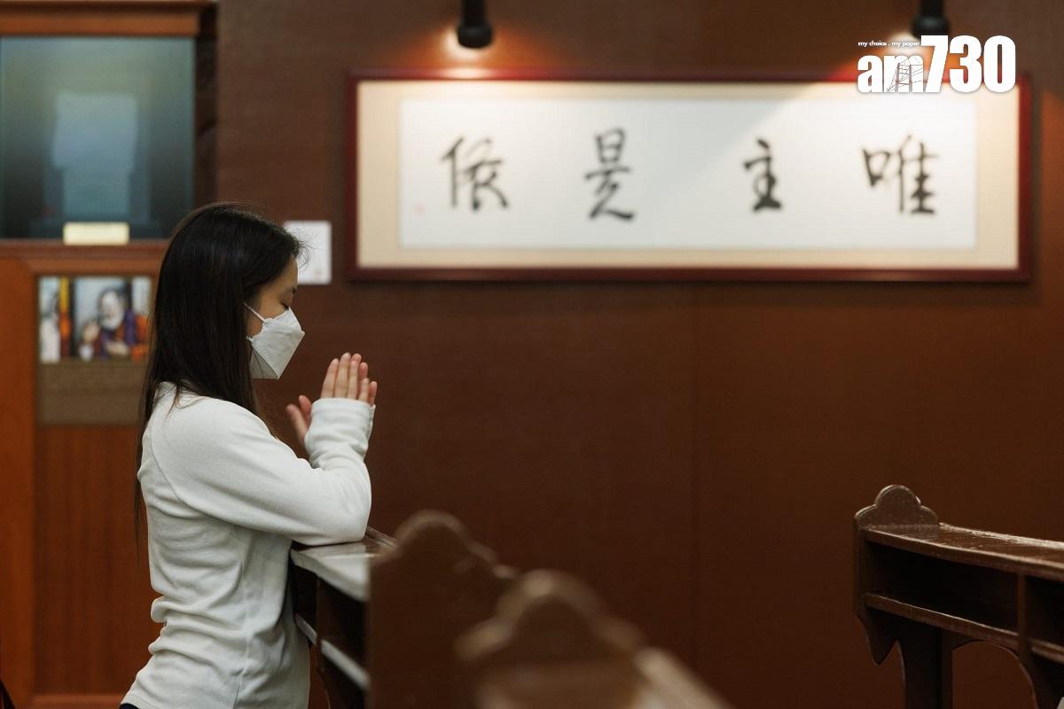 有信眾今日到教堂悼念榮休教宗本篤十六世離世。(蘇文傑攝)