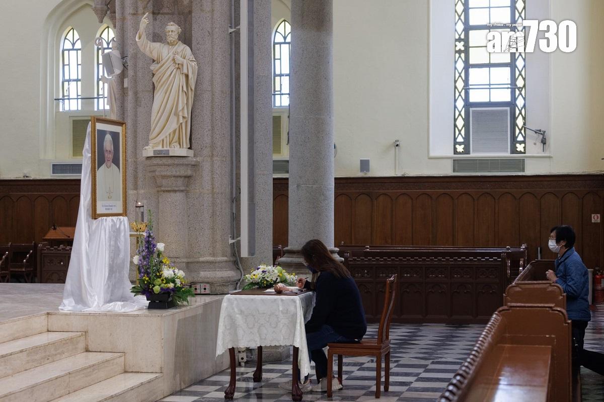 有信眾今日到教堂悼念榮休教宗本篤十六世離世。(蘇文傑攝)