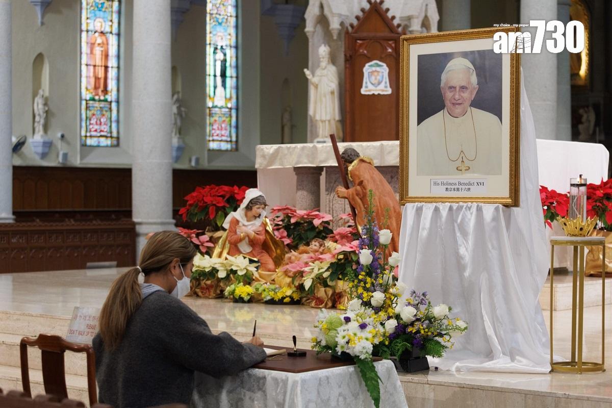有信眾今日到教堂悼念榮休教宗本篤十六世離世。(蘇文傑攝)