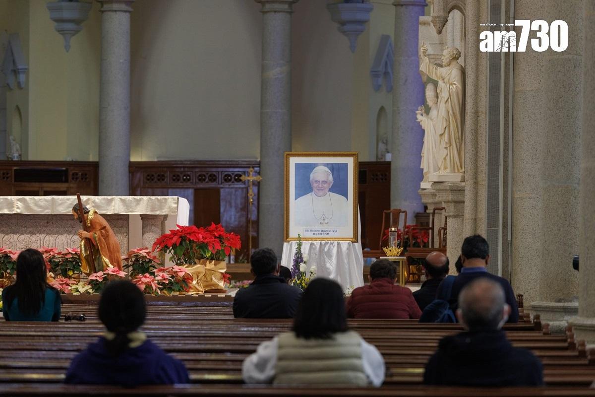 有信眾今日到教堂悼念榮休教宗本篤十六世離世。(蘇文傑攝)