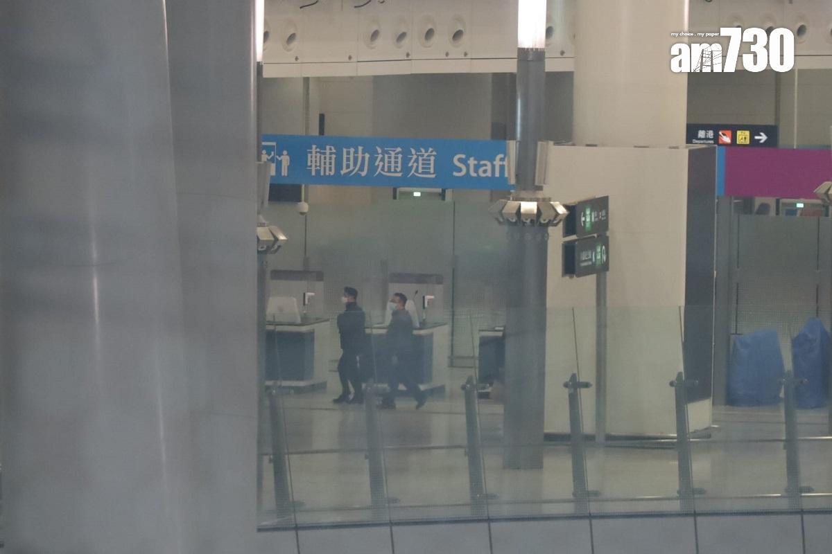 高鐵西九龍站有多名職員檢查設備,可見站內部分閘機仍被套上暫停使用。(鍾式明攝)