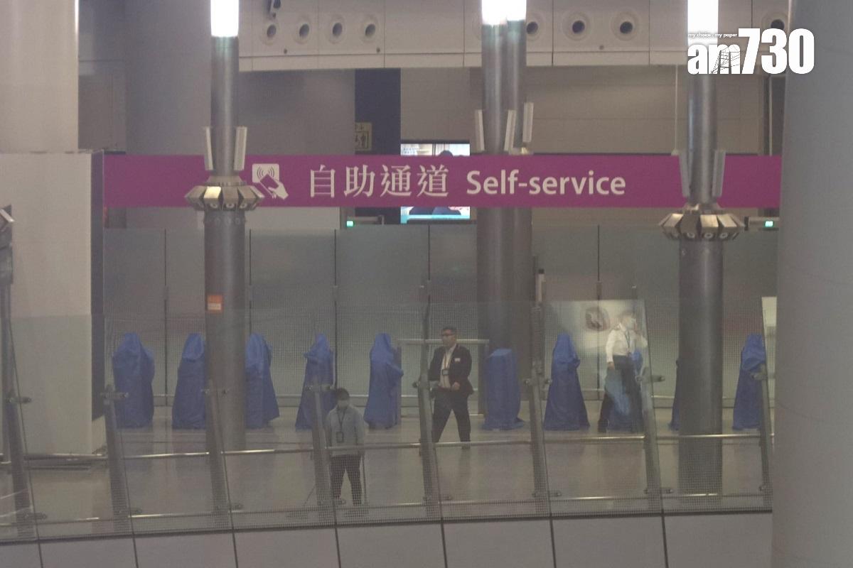 高鐵西九龍站有多名職員檢查設備,可見站內部分閘機仍被套上暫停使用。(鍾式明攝)