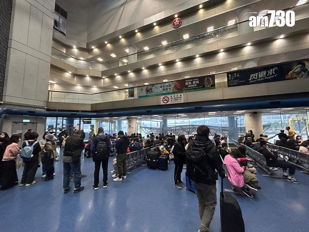 澳門免核檢通關首日,上環港澳碼頭有大批旅客等候上船「過大海」。(鄭凱婷攝)