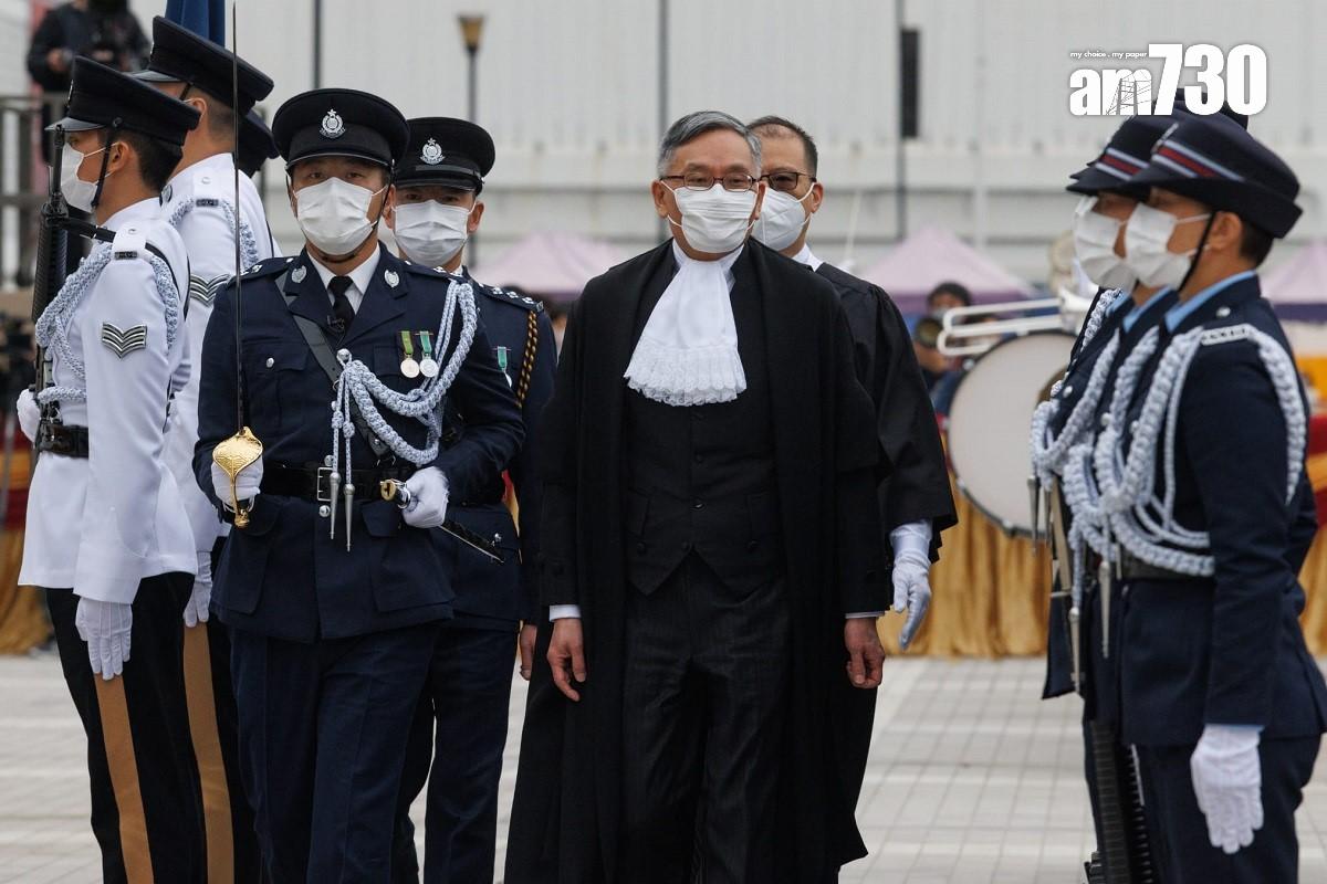 今年法律年度開啟典禮恢復實體舉行,張舉能在愛丁堡廣場檢閱香港警察儀仗隊。(蘇文傑攝)