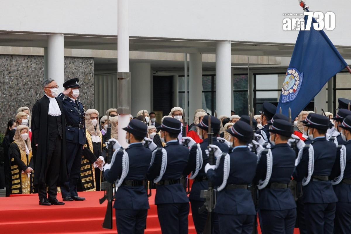 今年法律年度開啟典禮恢復實體舉行,張舉能在愛丁堡廣場檢閱香港警察儀仗隊。(蘇文傑攝)