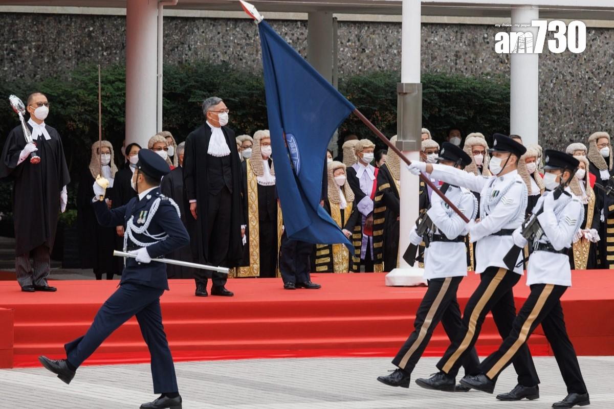今年法律年度開啟典禮恢復實體舉行,張舉能在愛丁堡廣場檢閱香港警察儀仗隊。(蘇文傑攝)