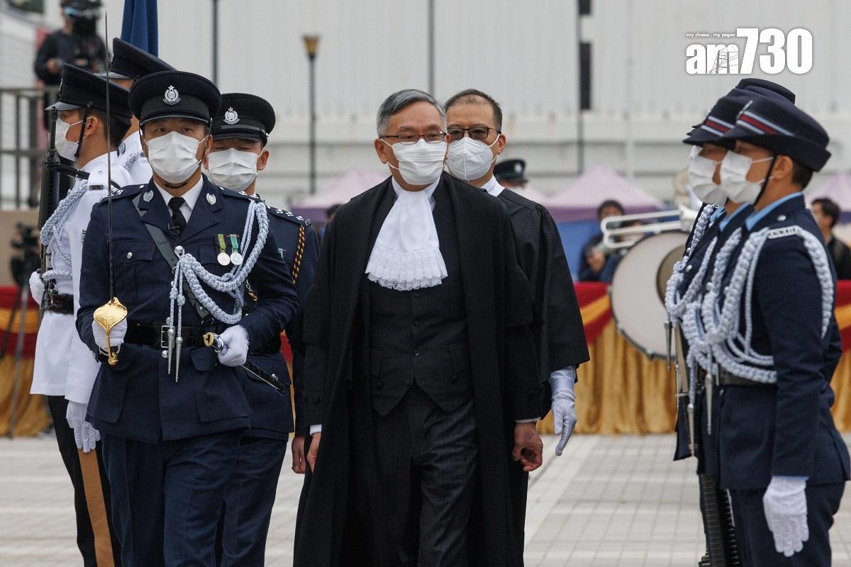 今年法律年度開啟典禮恢復實體舉行,張舉能在愛丁堡廣場檢閱香港警察儀仗隊。(蘇文傑攝)