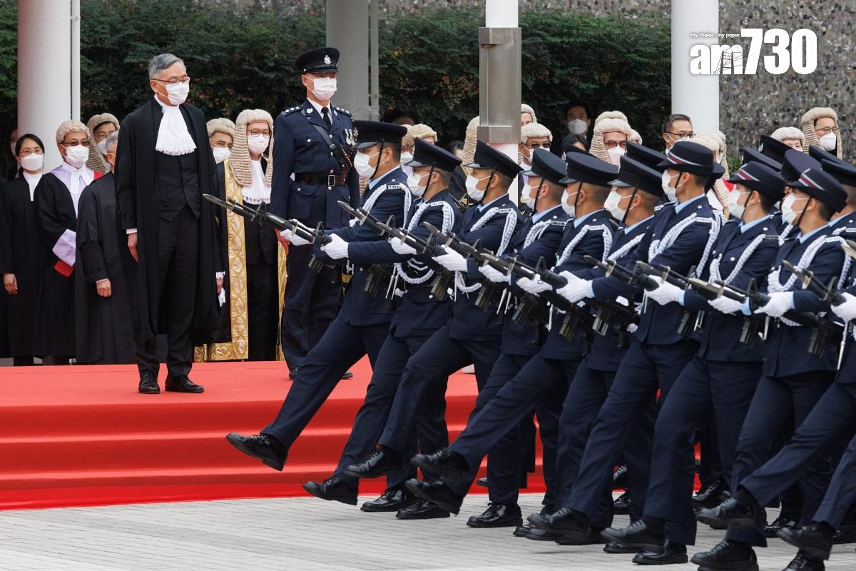 今年法律年度開啟典禮恢復實體舉行,張舉能在愛丁堡廣場檢閱香港警察儀仗隊。(蘇文傑攝)