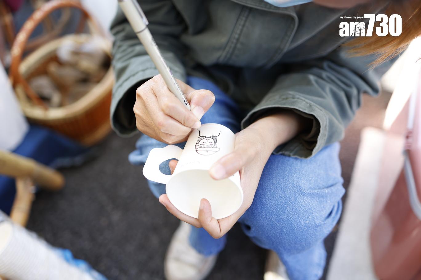 旁邊更有專人幫遊客手繪人像咖啡杯。(劉韻瑩攝)