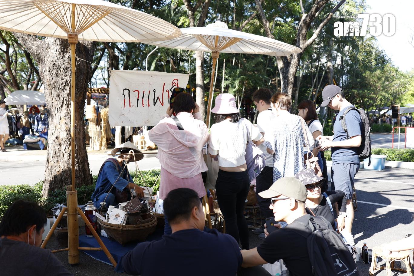 手沖咖啡檔一開門就大排長龍。(劉韻瑩攝)