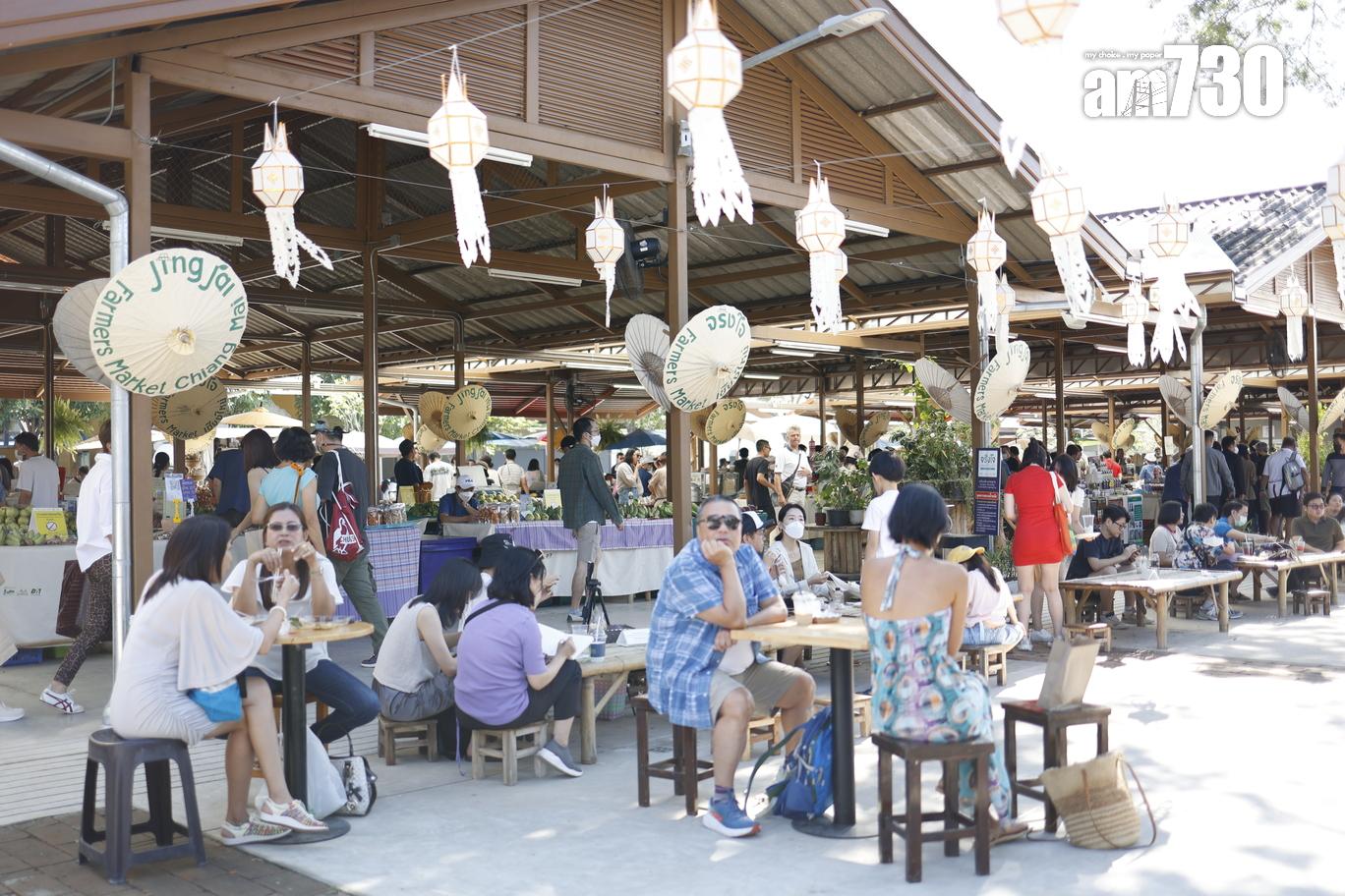 市集內設有不少枱凳,大家買完食物後可以坐下慢慢享用。