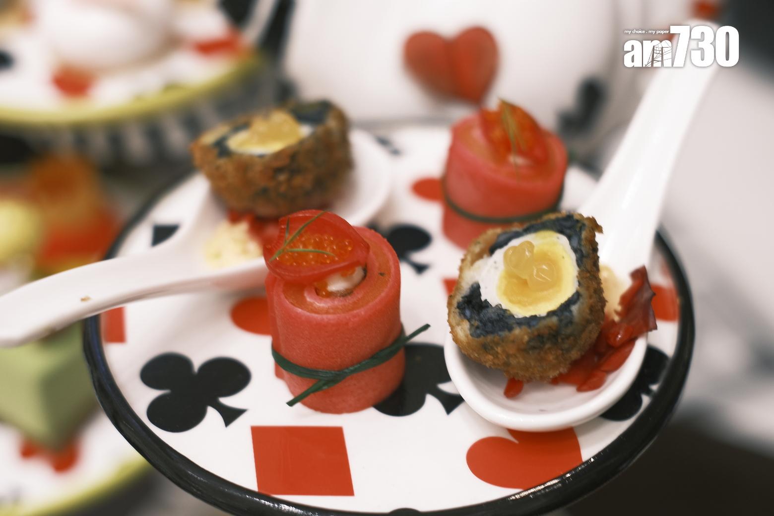 蘇格蘭鵪鶉蛋配大蝦+魚子醬;煙熏三文魚配蒔蘿、酸奶油及飛魚籽(劉韻瑩攝)