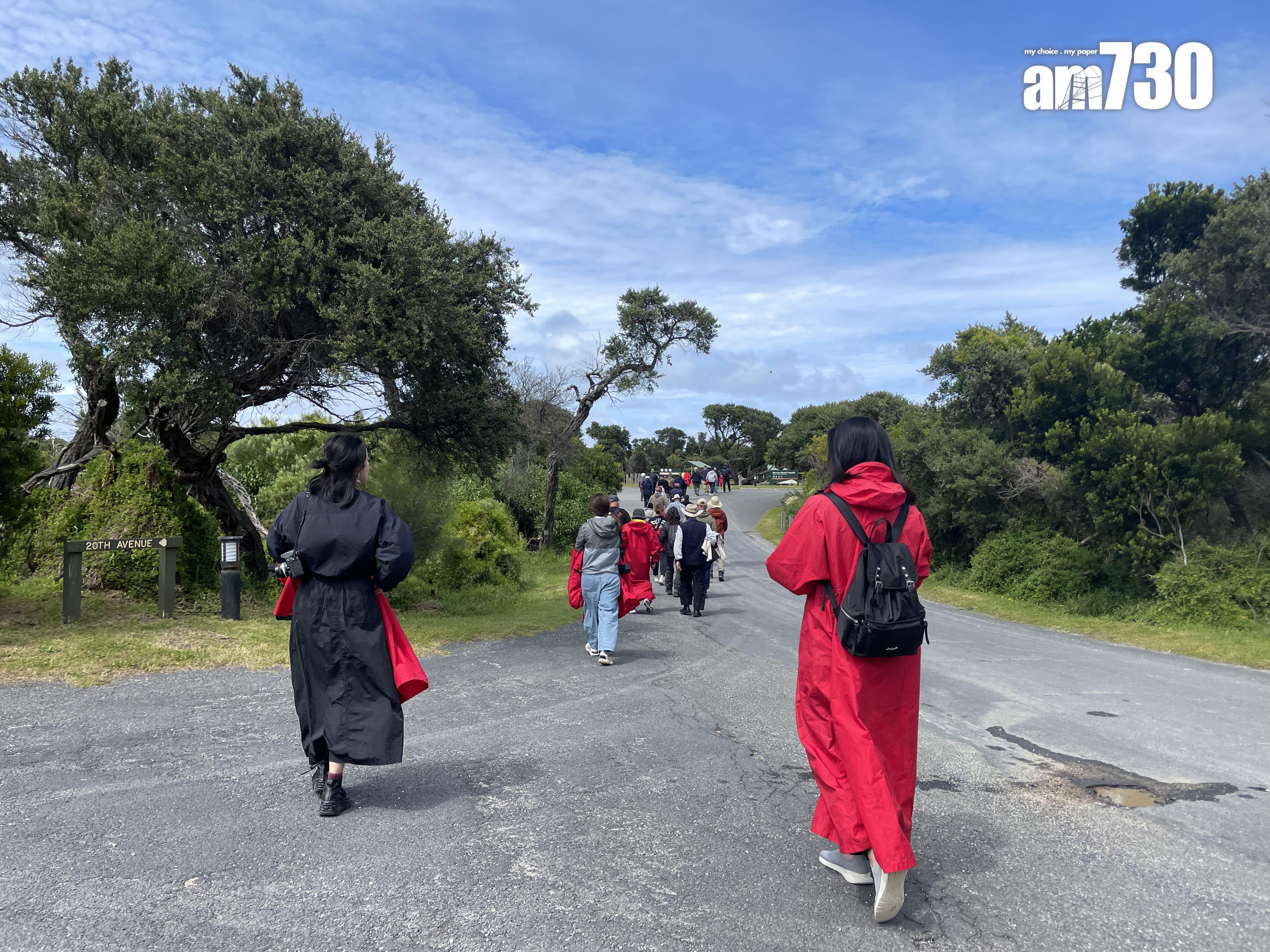簡單講解行程後,就會行去Norman Beach上船。(劉韻瑩攝)