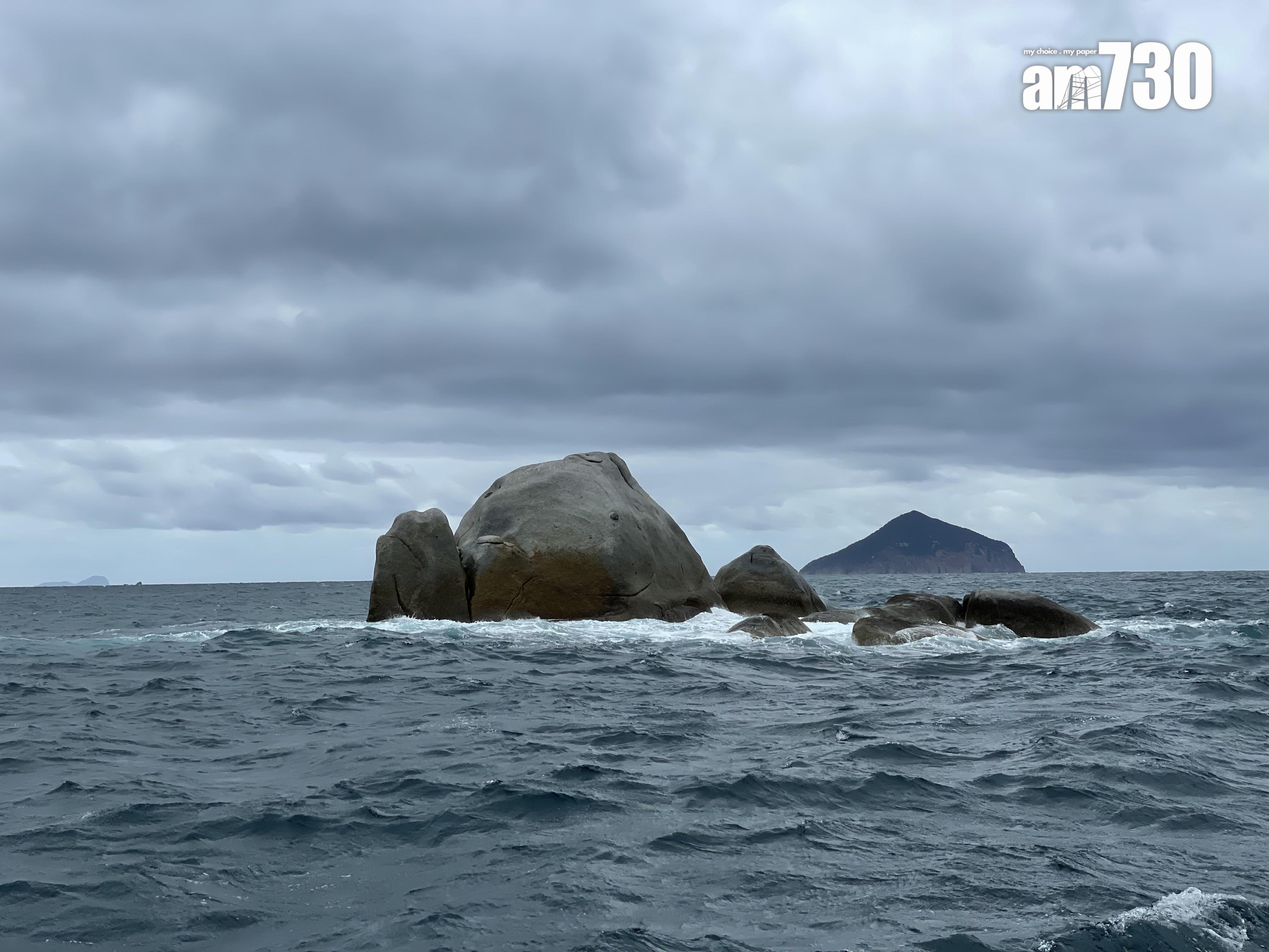 途中一共會經過多個小島嶼,欣賞壯觀的地質景觀。(劉韻瑩攝)