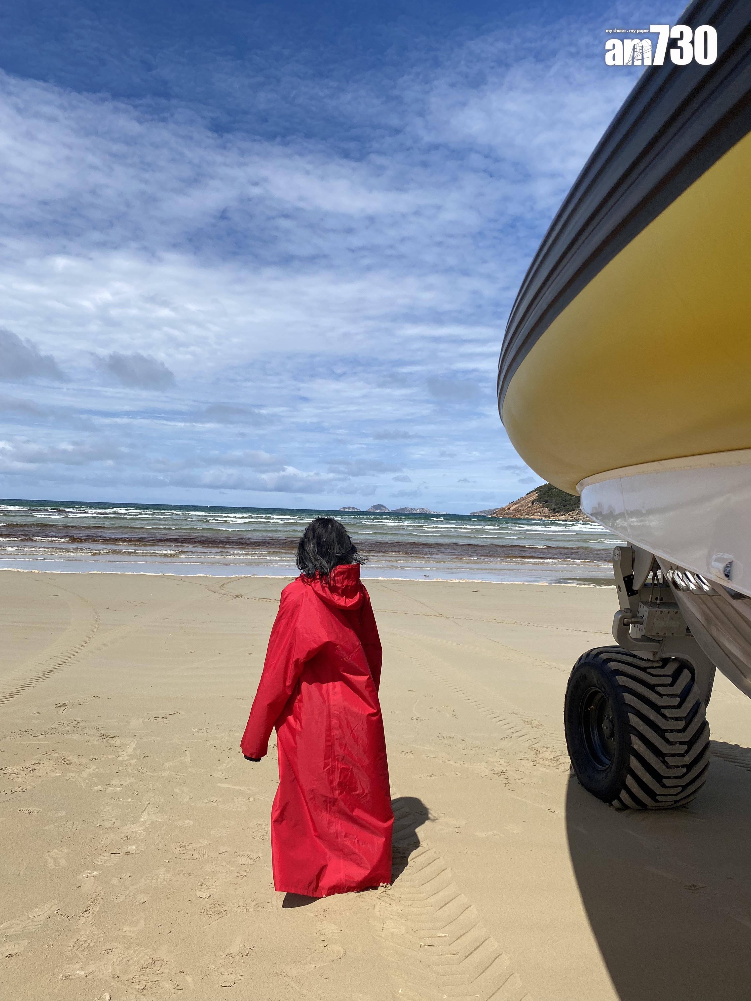 導遊於出發前會派發紅色的全身防風衣。(劉韻瑩攝)