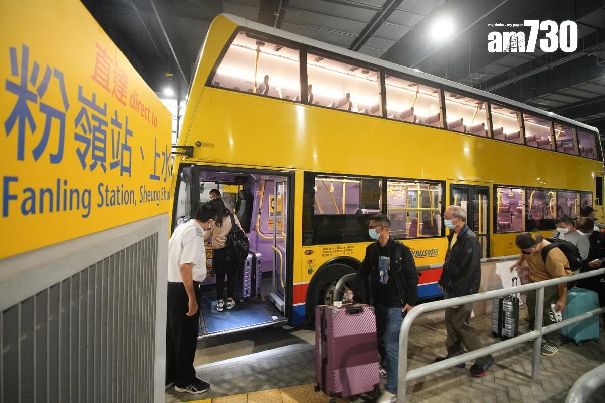 城巴開辦B7線,來往香園圍管制站和上水、粉嶺,今日有職員協助乘客登車。(李睿哲攝)