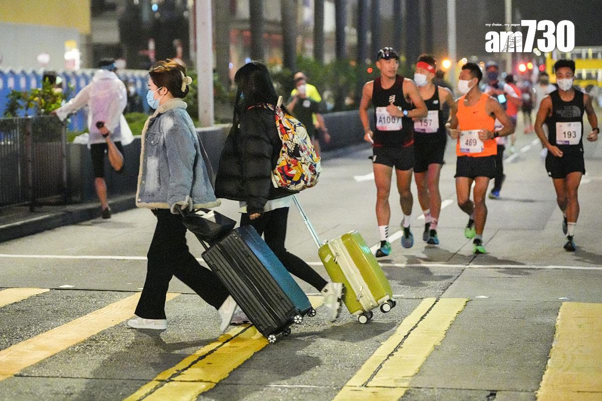 渣打馬拉松2月12日舉行,清晨有不少跑手提早到尖沙咀熱身準備。(李睿哲攝)