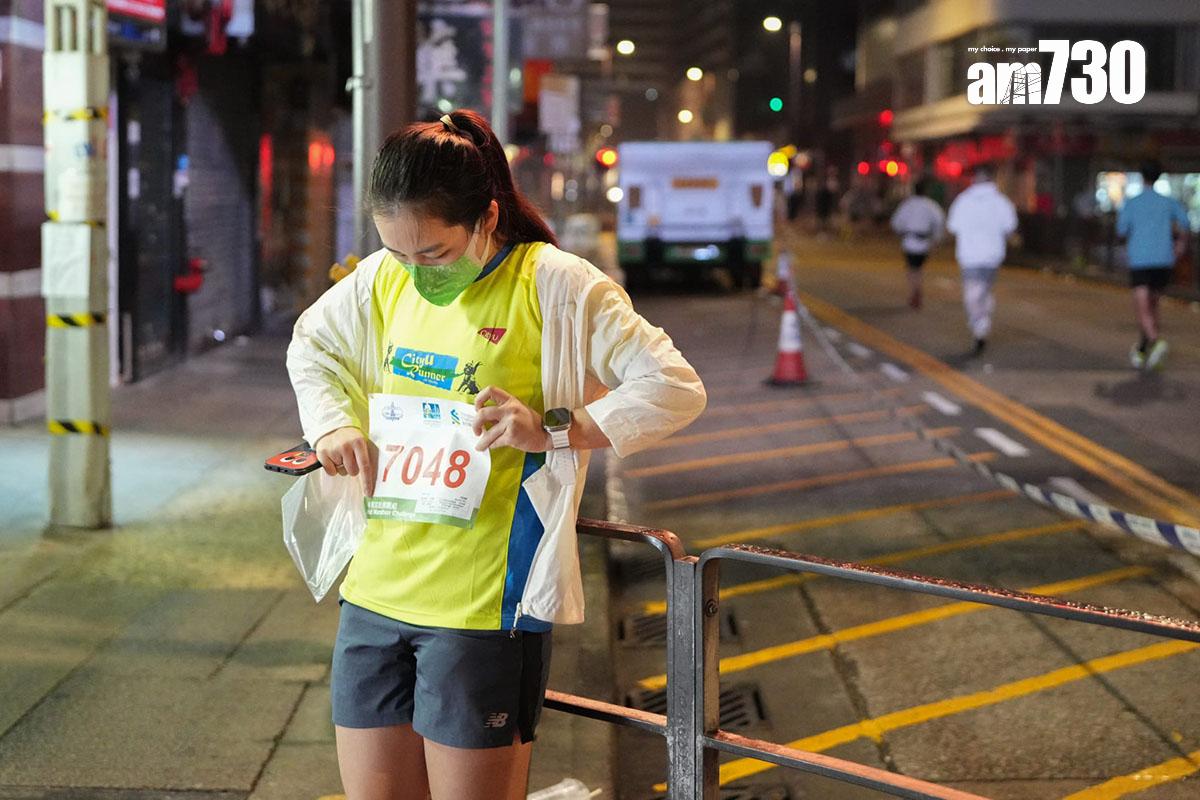 渣打馬拉松2月12日舉行,清晨有不少跑手提早到尖沙咀熱身準備。(李睿哲攝)