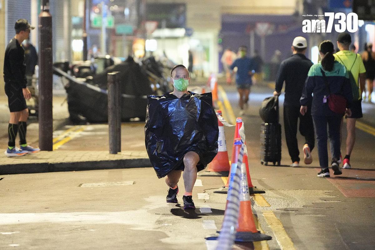 渣打馬拉松2月12日舉行,清晨有不少跑手提早到尖沙咀熱身準備。(李睿哲攝)