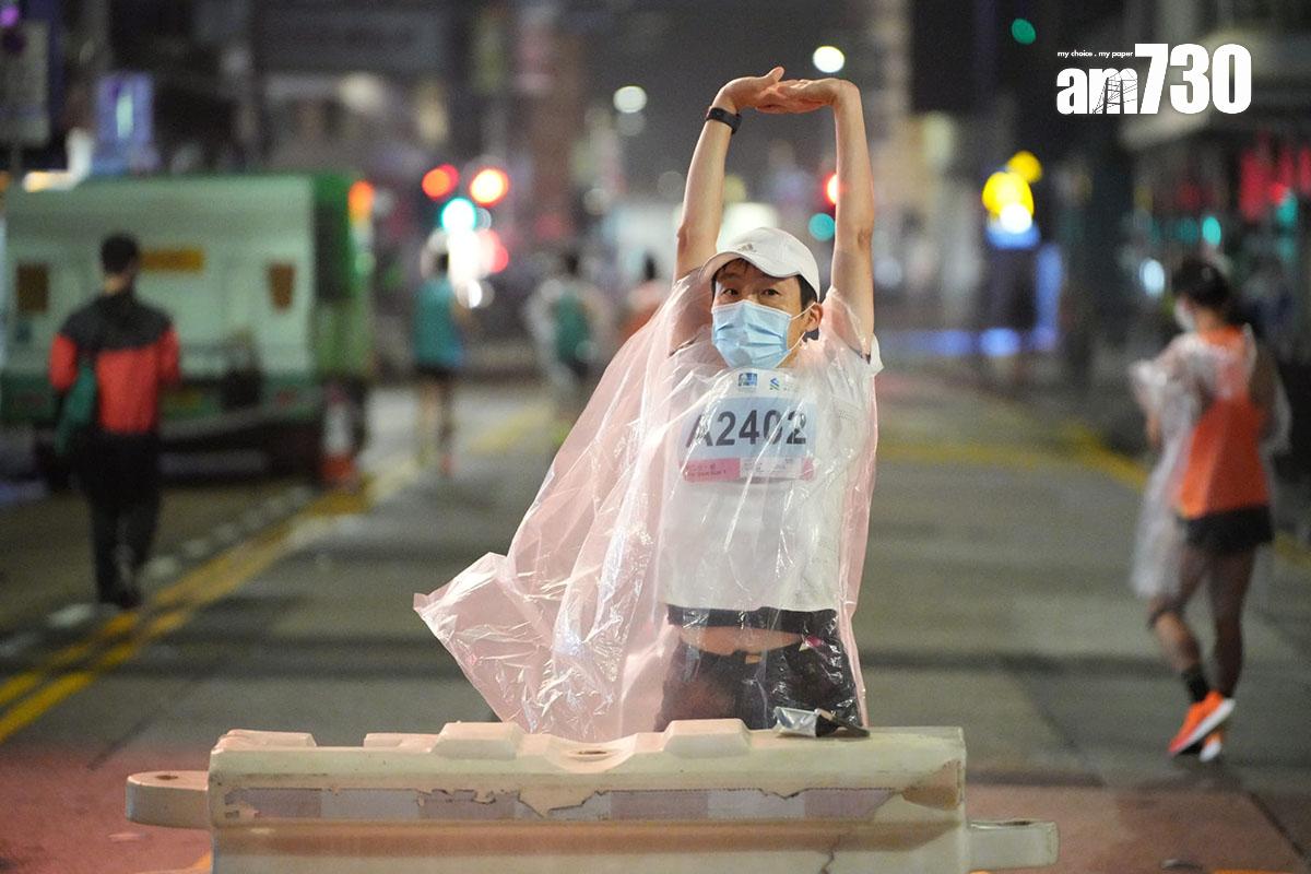 渣打馬拉松2月12日舉行,清晨有不少跑手提早到尖沙咀熱身準備。(李睿哲攝)