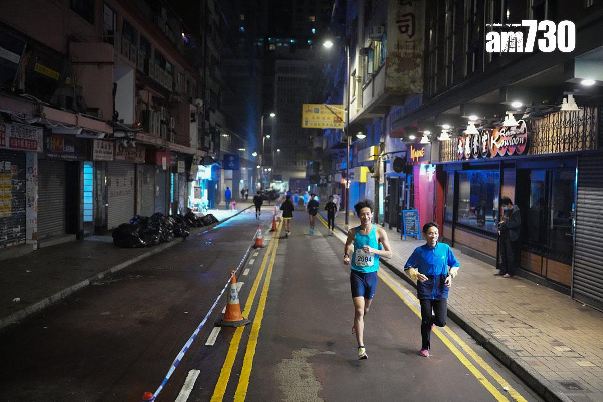 渣打馬拉松2月12日舉行,清晨有不少跑手提早到尖沙咀熱身準備。(李睿哲攝)