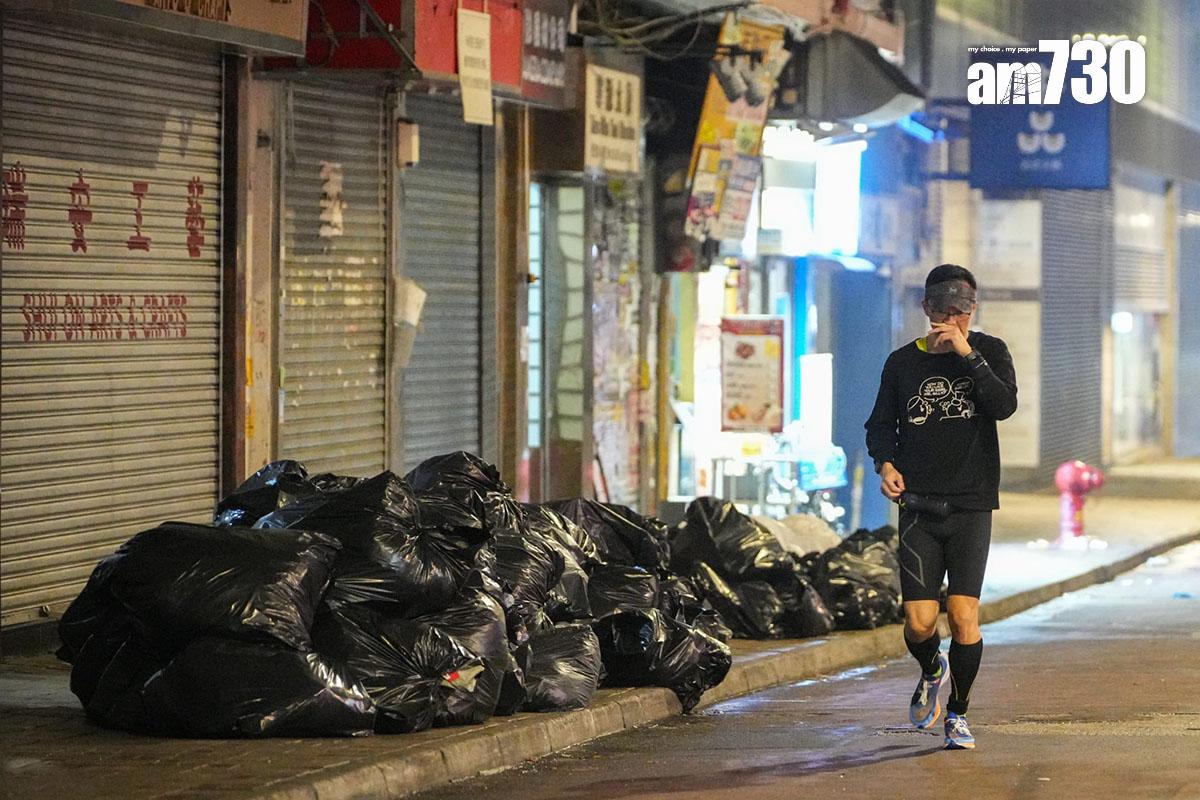 渣打馬拉松2月12日舉行,清晨有不少跑手提早到尖沙咀熱身準備。(李睿哲攝)