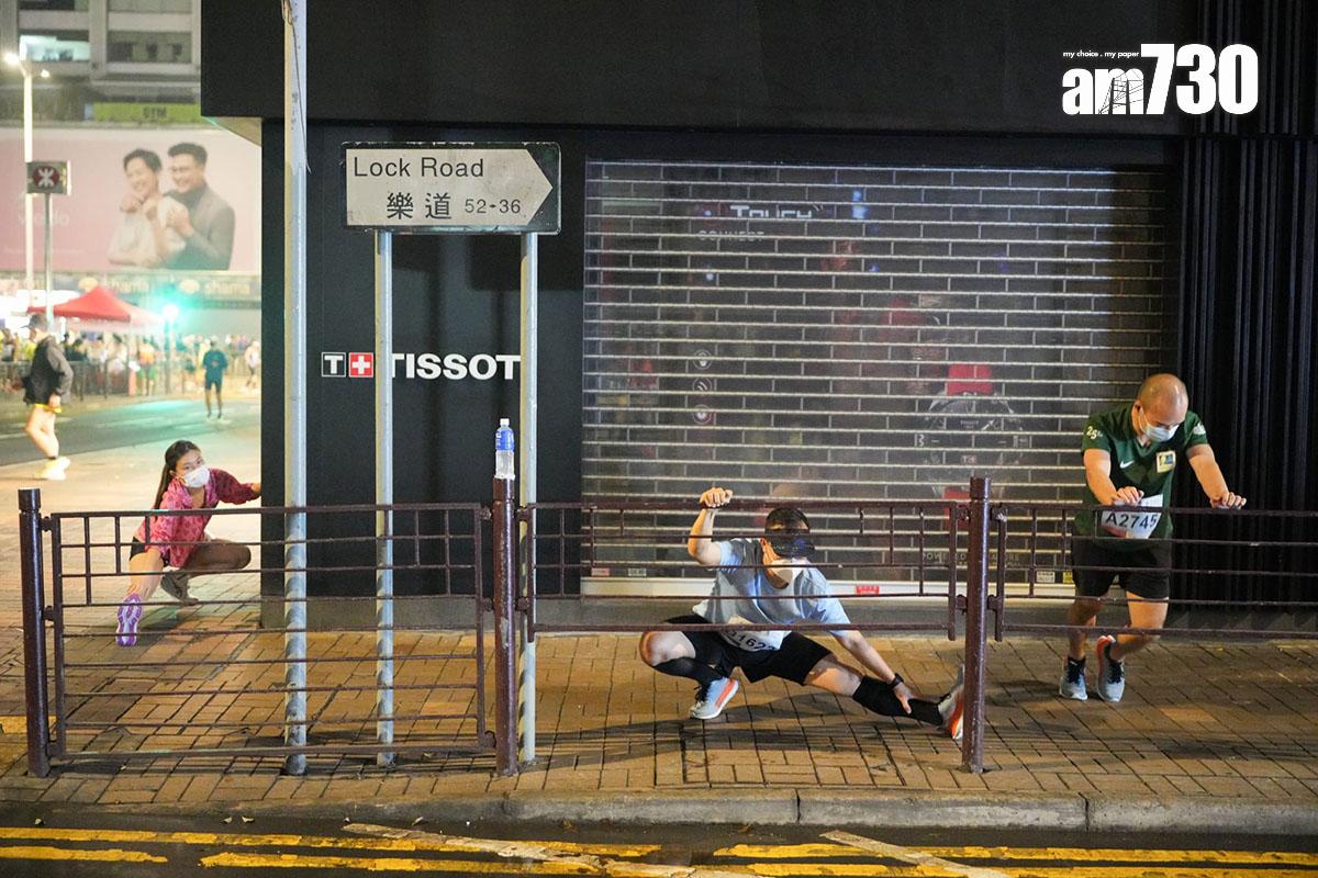 渣打馬拉松2月12日舉行,清晨有不少跑手提早到尖沙咀熱身準備。(李睿哲攝)