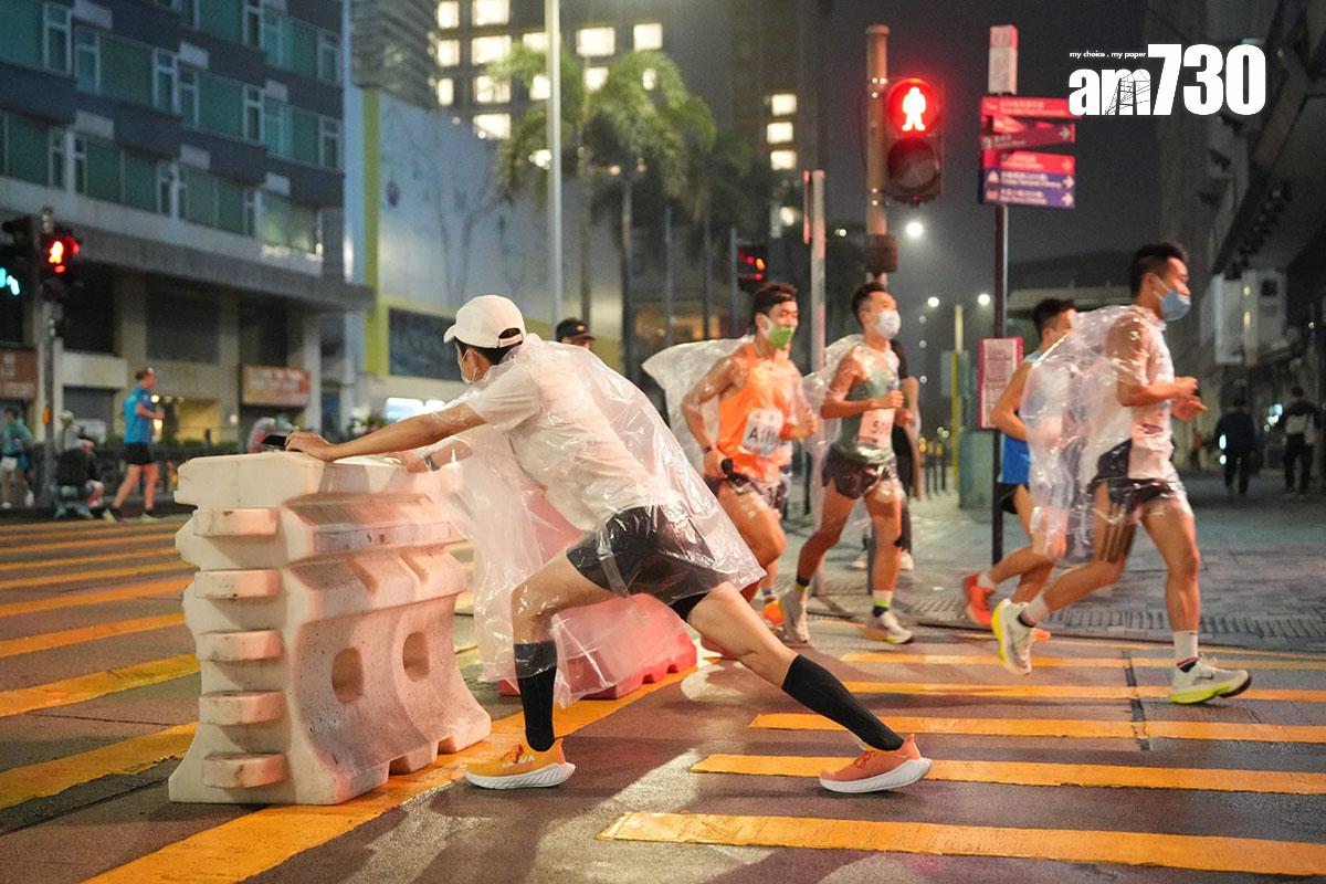 渣打馬拉松2月12日舉行,清晨有不少跑手提早到尖沙咀熱身準備。(李睿哲攝)