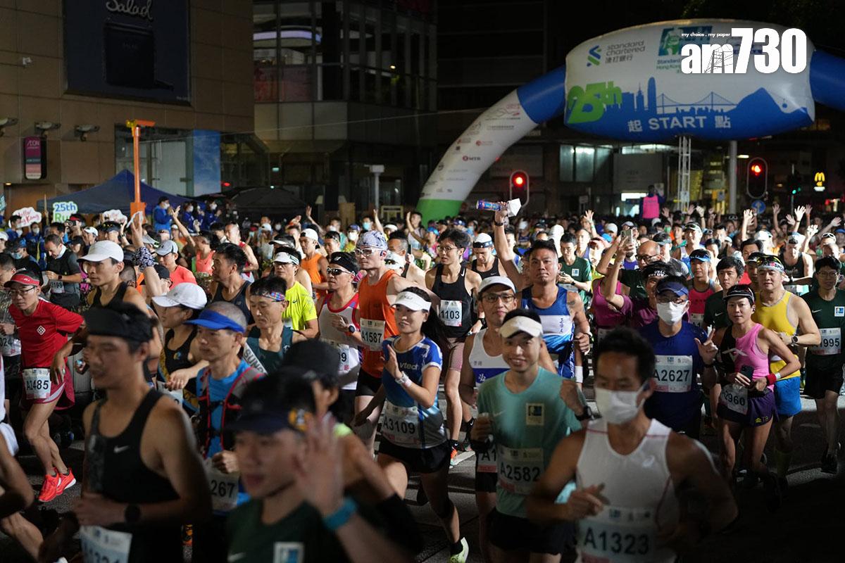 渣打馬拉松2月12日舉行,清晨在尖沙咀正式開跑。(李睿哲攝)