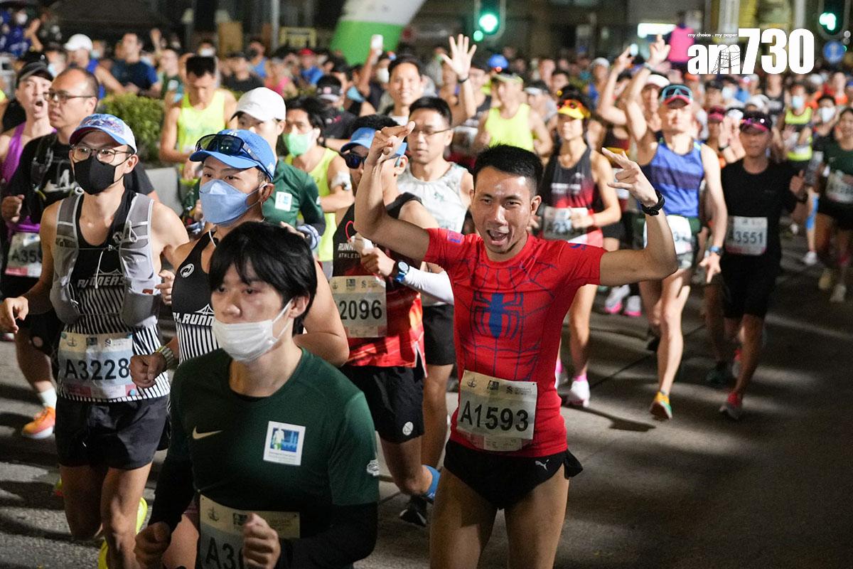 渣打馬拉松2月12日舉行,清晨在尖沙咀正式開跑。(李睿哲攝)