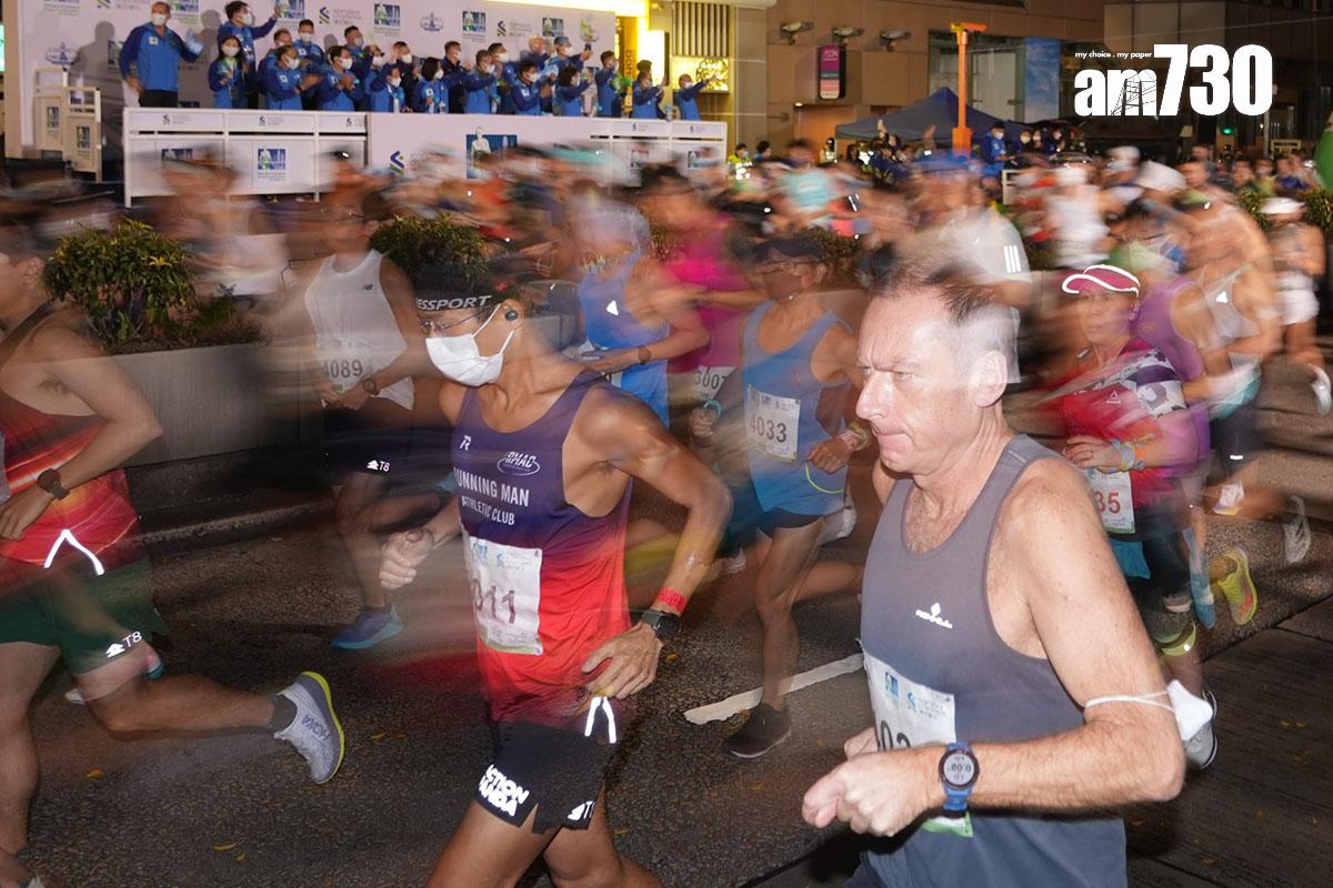 渣打馬拉松2月12日舉行,清晨在尖沙咀正式開跑。(李睿哲攝)