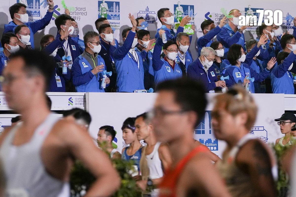 渣打馬拉松2月12日舉行,清晨在尖沙咀正式開跑,特首李家超等官員主持起步禮。(李睿哲攝)