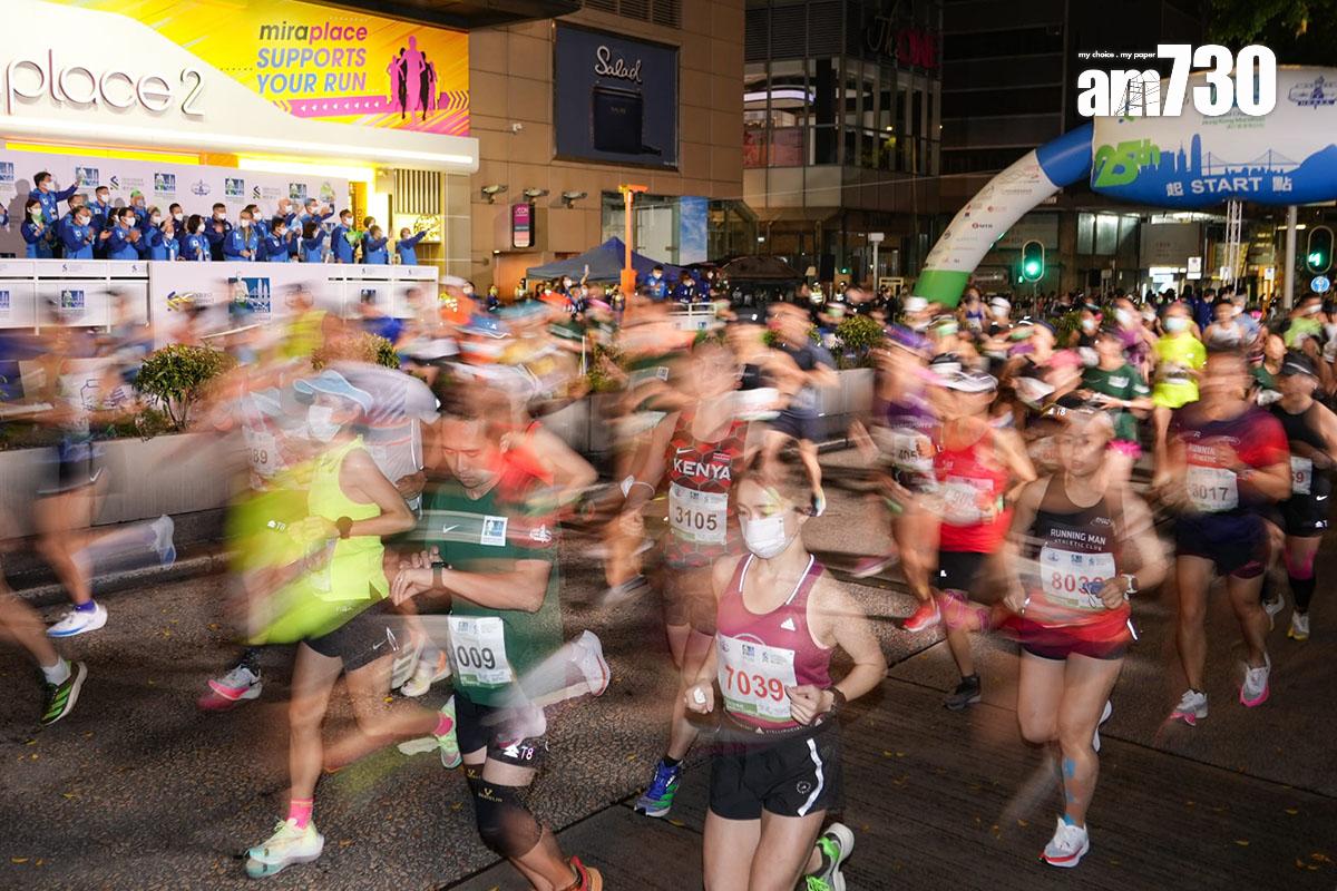 渣打馬拉松2月12日舉行,清晨在尖沙咀正式開跑。(李睿哲攝)