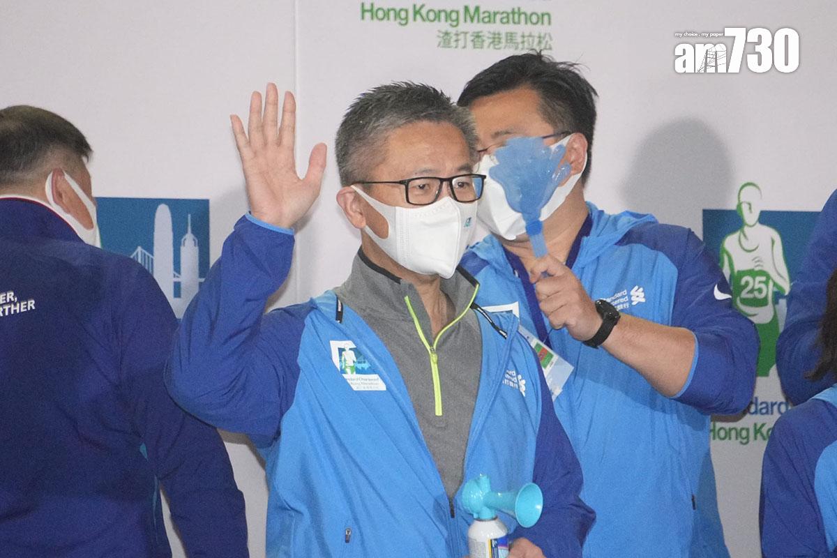 渣打馬拉松2月12日舉行,清晨在尖沙咀正式開跑,警務處處長蕭澤頤等官員主持起步禮。(李睿哲攝)