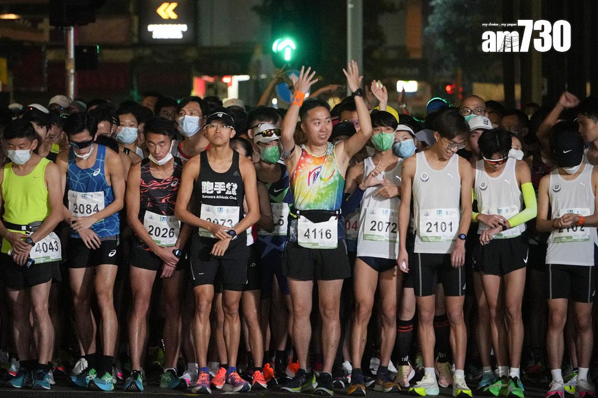 渣打馬拉松2月12日舉行,清晨在尖沙咀正式開跑。(李睿哲攝)