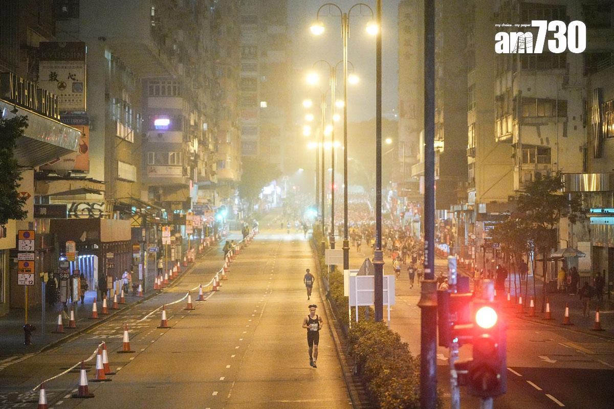 渣打馬拉松2月12日舉行,清晨在尖沙咀天氣十分潮濕。(李睿哲攝)
