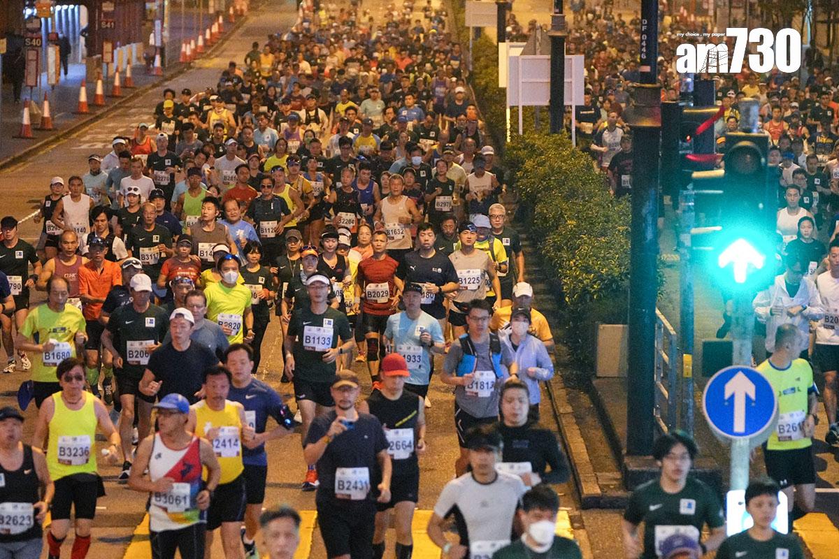 渣打馬拉松2月12日舉行,清晨在尖沙咀正式開跑。(李睿哲攝)